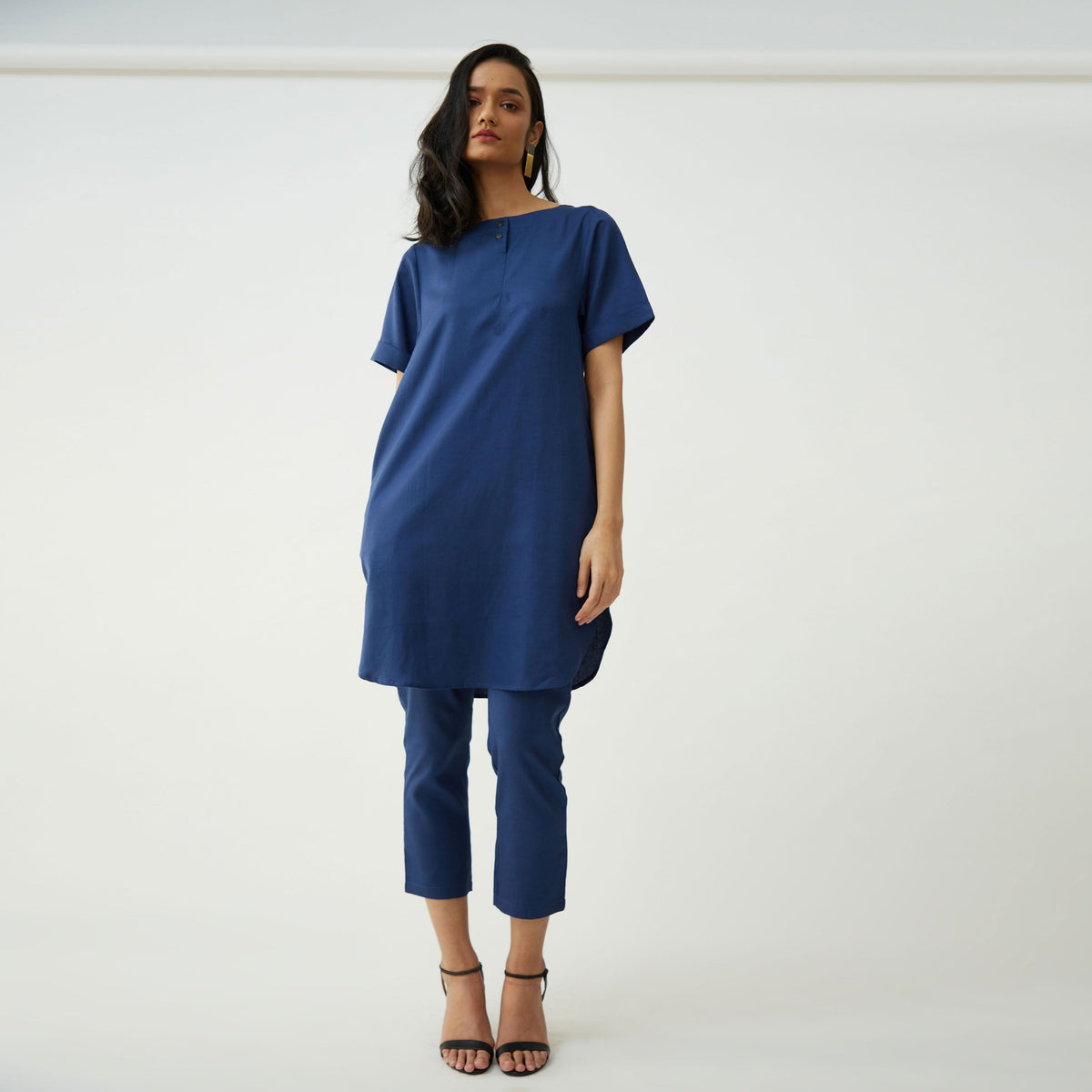 Saltpetre womens wear, indo-western pants and long tunic for semi formal, casual, occassional wear. Comfortably pencil-shaped ankle-length leg pants in indigo blue colour. Ankle length, back elastic and side pockets.